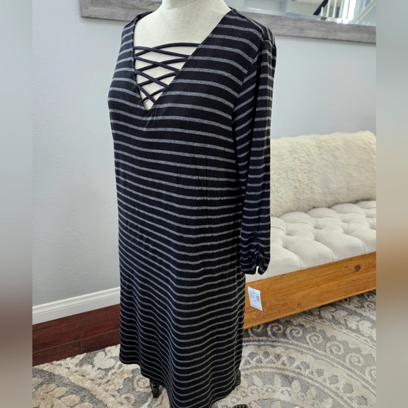 Westport-Black & White Striped Knit Cross Strap rouched mid sleeves SZ L NWT - Picture 2 of 9